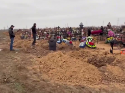 На кладбищах Волжского незаконная деятельность ритуальщиков пресечена с полицией