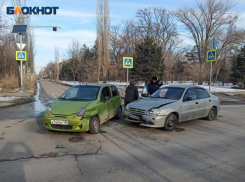 На улице Набережной в Волжском «поцеловались» два авто