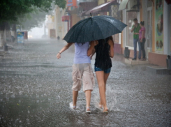 В Волжском ливень сорвал работу организаций и фирм