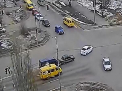 В Волжском «Газель» в утренний час пик влетела в «легковушку»