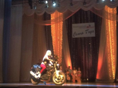 Трогательное признание в любви, мотоцикл на сцене и лазерное шоу: «Семья года» в Волжском