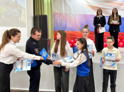Волжские госавтоинспекторы чествовали юных помощников и провели уроки безопасности