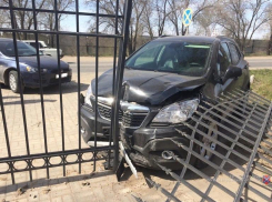 В Волжском Opel протаранил металлический забор