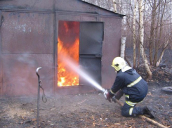 Пожар на улице Мира тушили в Волжском рано утром