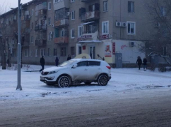 Чтобы не мешать снегоуборочной технике, волжане паркуют машины прямо на обочине
