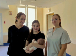В Волгограде врачи выходили девочку, родившуюся с весом меньше килограмма