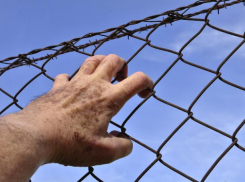 В Волжском 53-летний волгоградец совращал несовершеннолетних девочек