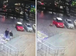 В Волжском подростки пытались вскрыть машину, пока внутри находился человек: видео
