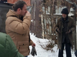 Неравнодушные волжане нарубили дров  на зиму пенсионеру