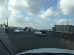 На роковой трассе в Волжском произошло массовое ДТП