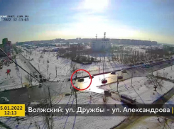Столкновение авто на перекрестке в Волжском попало на видео