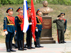 Под Волжским открыли бюст героя Сталинградской битвы Александра Родимцева