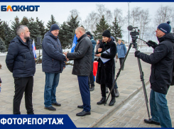 В Волжском почтили память погибших Защитников Отечества: 23 февраля в фотографиях