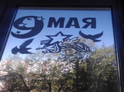 Волжане украсили окна своих домов символами великого праздника