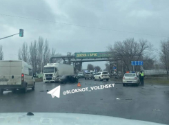 В Волжском легковушка не уступила дорогу «Танку»