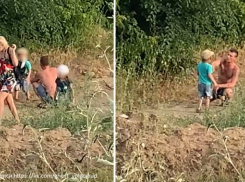 Пьяный мужчина избивал маленького мальчика в парке Волгограда