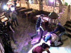 На видео попало жестокое избиение управляющего сетью блинных группой отморозков