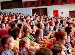 «Иногда хочется вернуться в детство»: в ДК Октябрь прошел 25-й праздник для детей