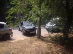 В Волжском водитель на “восьмёрке” протаранил столб