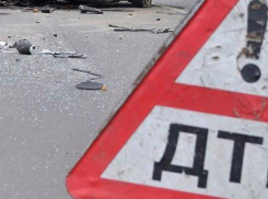 В Волжском на перекрестке не смогли разъехаться Reno и ВАЗ