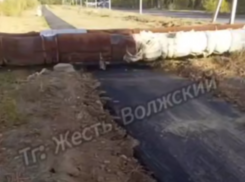 Новая дорога на теплотрассу: в Волжском забыли о мостике через трубы