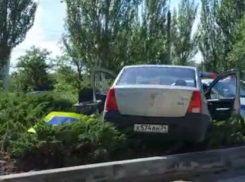 Покореженный металл и другие последствия лихачества за рулем в Волжском: видео ДТП