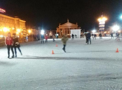Многомиллионный каток в центре Волгограда снова замерз