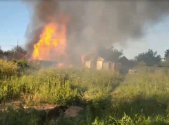 Масштабный пожар в СНТ Волжского сняли на видео