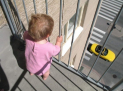 Под Волгоградом 3-летний мальчик выпал с 4-го этажа, пока его мать тусовалась