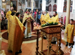 Приход в Волжском отметил 31 годовщину обретения мощей святителя Тихона