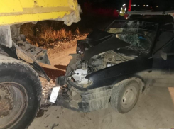 Водитель «ВАЗа» попал в больницу после наезда на припаркованный МАЗ в Волжском
