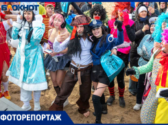 В Волжском спортсмены в топах и миниюбках пробежали по городу и прыгнули в ледяную воду во время шторма