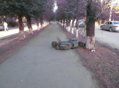 В поселке Октябрьском пьяный скутерист перевернулся на пешеходной аллее