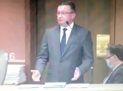 «Переведем стрелки и будем жить»: депутат облдумы отшутился о финансировании законопроекта о смене часового пояса