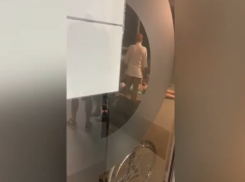 Пьяные мужчины устроили дебош в больнице Фишера в Волжском: видео