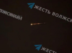 Полыхающее нечто пролетело в небе над Волжским: видео