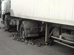 Чтобы сохранить дороги в Волжском, власти ограничили движение большегрузов 