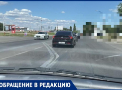 Две противоречивые разметки на дороге в Волжском создают аварийные ситуации: видео