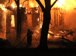 Под Волжским полыхал сарай