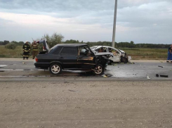 Такси с кабачками и «пятнадцатая» столкнулись лоб в лоб на дороге Волжский-Волгоград