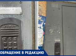 На зло людям? В Волжском УК «ЛАДА ДОМ» изуродовала дверь в подъезд после проверки мэра