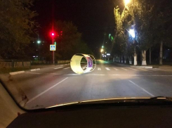 Киоск для кваса пытался перейти дорогу