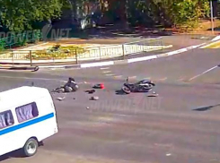 От мощного столкновения со скутериста слетел шлем