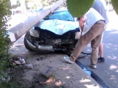 Угонщик-неудачник в Волжском врезался в первый попавшийся столб