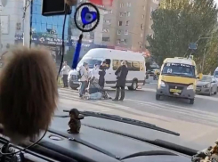 Маршрутка сбила подростка на пешеходном переходе в Волжском: видео