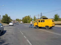Желтый «УАЗ» снес «бочину» «Хундая» в Волжском 