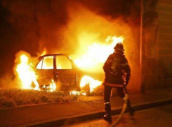 В Волжском горят автомобили