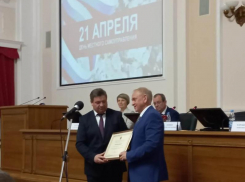 Глава Волжского Игорь Воронин получил грамоту от губернатора за большой вклад в развитие региона