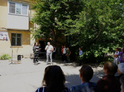 В Волжском на митинге открыли памятную табличку в честь Клавдии Шевченко