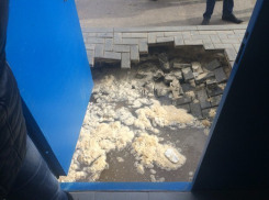 У жилого дома в Волгограде провалился тротуар 
